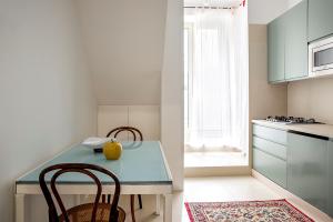 uma cozinha com uma mesa com uma abóbora amarela em Mazzini 5 em Ragusa