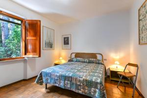 une chambre avec un lit et une fenêtre dans l'établissement Casa Elba, à Procchio