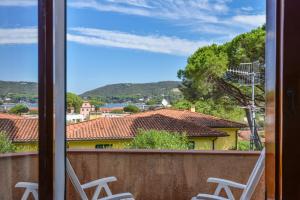 - une vue depuis le balcon d'une maison avec deux chaises dans l'établissement Casa Elba, à Procchio