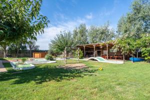 un patio con parque infantil y una casa en Deltaprego, en Deltebre