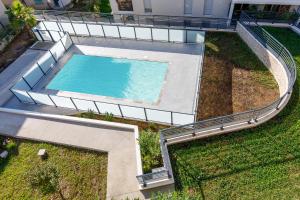 una vista aérea de una piscina en una casa en Lovely 2 bedroom condo with pool, en Vallauris