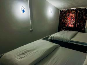 Katil atau katil-katil dalam bilik di Modern Apartment with 3 bedrooms large lounge open plan kitchen and dining sleep upto 11