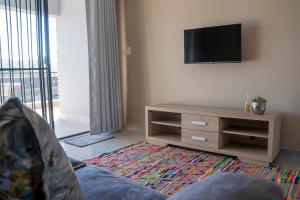 Airville Luxury Apartments, 7min Drive to Cresta Mall的电视和/或娱乐中心