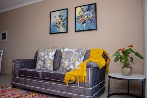 Airville Luxury Apartments, 7min Drive to Cresta Mall的休息区