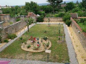 an aerial view of a garden with flowers at La maison aux rosiers in Montmarault