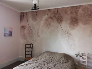 1 dormitorio con una pared cubierta de hierba seca en La maison aux rosiers, en Montmarault