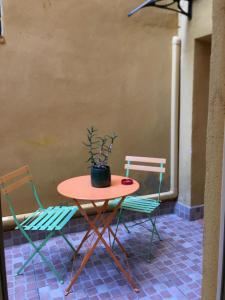 ボローニャにあるCASA NOAHの鉢植えのテーブルと椅子2脚