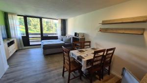 聖恩吉瑪的住宿－King Apartment Luftkurort Bayerischen Wald，客厅配有桌椅和沙发