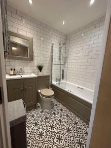 La salle de bains est pourvue d'une baignoire, de toilettes et d'un lavabo. dans l'établissement Bright & beautiful 1 bedroom flat in London Bridge, à Londres