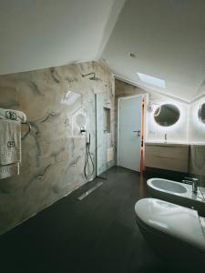 W łazience znajduje się prysznic, umywalka i toaleta. w obiekcie Chateau Fasel w Tiranie