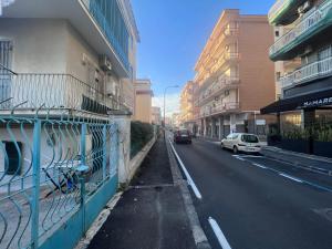 uma rua com carros estacionados ao lado de um edifício em Casina Portici em Portici