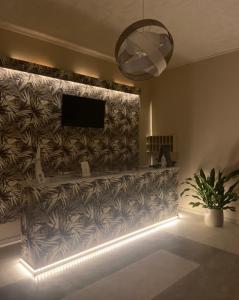 ein Wohnzimmer mit einem TV an der Wand in der Unterkunft Hotel Sole in Marina di Massa