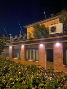 une maison en briques avec un four micro-ondes. dans l'établissement Hotel Sole, à Marina di Massa