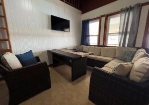 uma sala de estar com um sofá e uma mesa em Eastern Harbor Resort em Útila