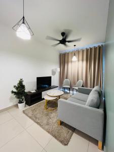 sala de estar con sofá y mesa en COMFY SKY SUITE Free Wifi & Netflix en Kajang