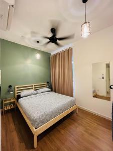 1 dormitorio con 1 cama y ventilador de techo en COMFY SKY SUITE Free Wifi & Netflix en Kajang