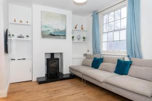 a living room with a couch and a fireplace at 2 Bed House-Great location in Cheltenham-Free WiFi in Cheltenham