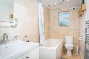 Ванная комната в 2 Bed House-Great location in Cheltenham-Free WiFi