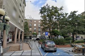 un'auto parcheggiata in un parcheggio accanto a un edificio di Art Apartament Chmielna 10 a Varsavia