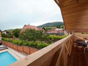 einen Blick vom Balkon eines Hauses mit Pool in der Unterkunft Rezidence Věstonice in Horní Věstonice