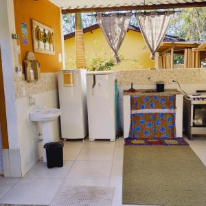 パラチにあるCamping Águas da Bocainaの部屋に冷蔵庫とシンク付きのキッチン +12枚の写真