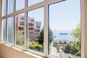 un apartamento con ventana y vistas al agua en Casa Baron en Valparaíso