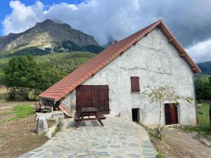 Les CostesLe hameau du Maissubert的一座白色的小建筑,有红色的屋顶
