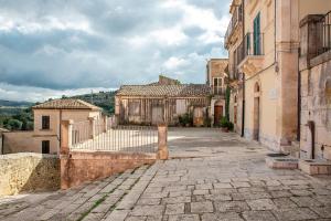 an empty street in an old town with buildings at Mazzini 5 in Ragusa