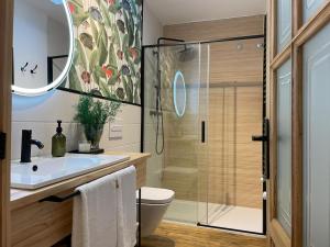 een badkamer met een wastafel en een douche bij Casa del Concejo in Segovia