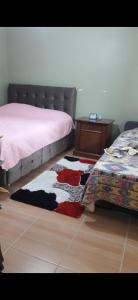 Un pat sau paturi într-o cameră la Müstakil bahceli yazlık ev