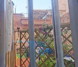 einen Balkon mit Gartenblick in der Unterkunft Barcelona CoronaHostal in Badalona