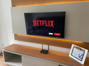 einen Fernseher mit dem Netflix-Schild an der Wand in der Unterkunft Apartamento Alto padrão na praia do forte in Cabo Frio