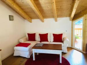 sala de estar con sofá y mesa en Landhaus Constantin Luxus-Appartments en Berchtesgaden
