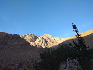 Monte Grande的住宿－Hermosa cabaña para 4 personas con tinaja-Cochiguaz Valle de Elqui，沙漠中的山脉景色
