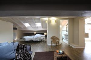 Habitación con cama y sala de estar. en Corte San Luca Apartments en Bardolino