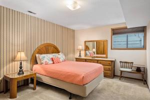 Schlafzimmer mit einem Bett, einer Kommode und einem Spiegel in der Unterkunft Gearhart Beach Getaway in Seaside