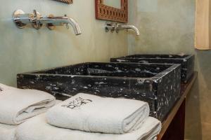 Uma cama ou camas num quarto em Hotel Blanco Riad
