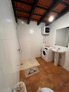 a bathroom with a washing machine and a sink at Casa Valentina El Hierro in Frontera
