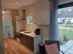 eine Küche mit einer Spüle und einer Arbeitsplatte in der Unterkunft Heerlijk vakantiehuis voor het gezin op de Veluwe in Epe