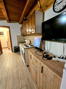 een keuken met een aanrecht met een laptop erop bij Vikendica Mateo in Blidinje