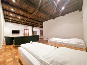 Un pat sau paturi într-o cameră la RAJ Living - 6 Room House with Terrace and Parking - 30 Min Messe DUS