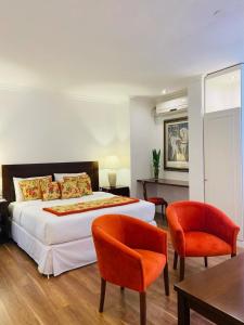 コンセプシオン・デル・ウルグアイにあるGran Texier Hotel Casinoのベッドルーム1室(ベッド1台、椅子2脚、テーブル付)