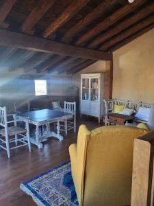 salon ze stołem i krzesłami w obiekcie Casa Rural: La casa El cura w mieście Madrigal de la Vera