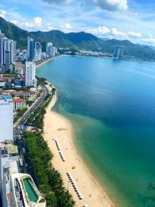 ニャチャンにあるOcean Dream Apartment Nha Trangの海岸と海の空中を望む