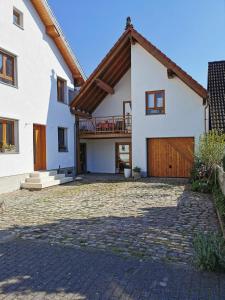 Casa blanca grande con garaje de madera en Ferienwohnung-Dorothe, en Rheinau