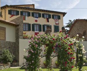 a house with flowers in front of it at Anacleto in Collodi