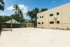 an empty basketball court in front of a building at Hotel Rip Jack Inn in Playa Grande