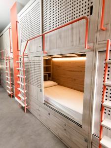 - deux lits superposés dans une chambre dans l'établissement Bloom Hostel Bar & Garden, à Bordeaux