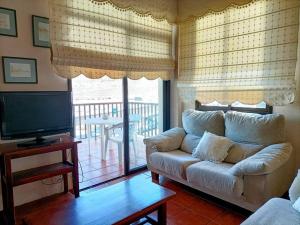 un soggiorno con divano e TV di Casa Marina-Hardling a Playa de Santiago