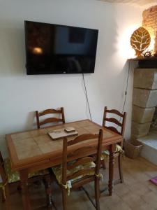 TV a/nebo společenská místnost v ubytování Volets Verts + 10 fotografií